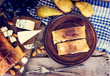 Peynir ve armut ile meyveli turta. Aperatif kek, meyveli turta. Kırsal, rustik tarzı.