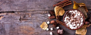 Sıcak kakao marshmallows eski ahşap kurullarında baharatlar ile birlikte. Kahve, kakao, tarçın, fındık, yıldız anason, rahat bluzunu