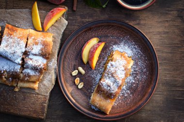 Strudel şeftali, elma ve fıstık ile