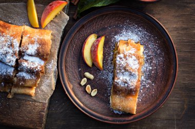 Strudel şeftali, elma ve fıstık ile