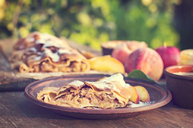 Strudel şeftali, elma ve fıstık ile