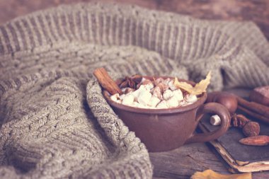 Sıcak kakao marshmallows eski ahşap kurullarında baharatlar ile birlikte. Kahve, kakao, tarçın, fındık, yıldız anason, rahat bluzunu