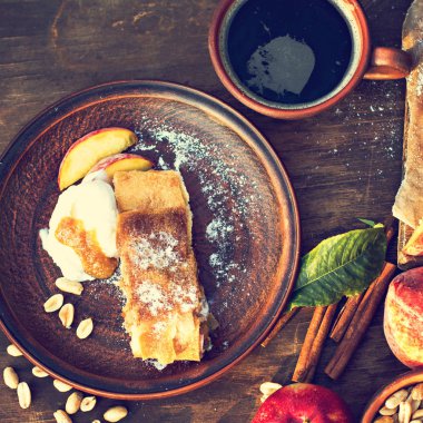 Strudel şeftali, elma ve fıstık ile