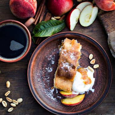 Strudel şeftali, elma ve fıstık ile