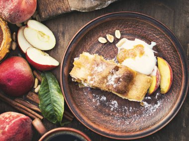 Strudel şeftali, elma ve fıstık ile