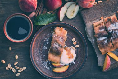 Strudel şeftali, elma ve fıstık ile