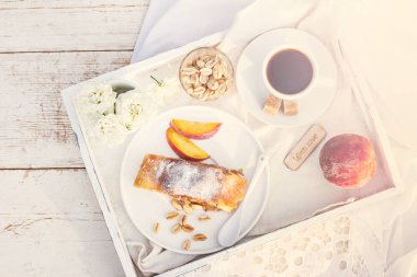Strudel şeftali, elma ve fıstık ile