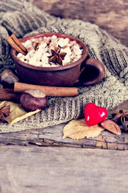 Sıcak kakao marshmallows eski ahşap kurullarında baharatlar ile birlikte. Kahve, kakao, tarçın, fındık, yıldız anason, rahat bluzunu