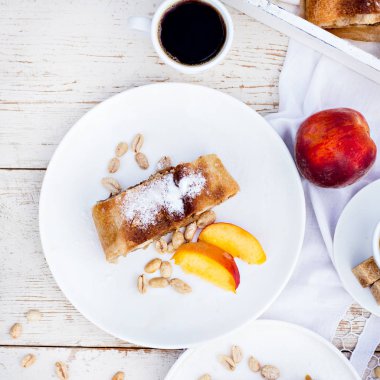 Strudel şeftali, elma ve fıstık ile