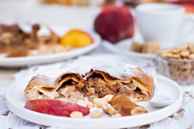 Strudel şeftali, elma ve fıstık ile
