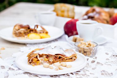 Strudel şeftali, elma ve fıstık ile