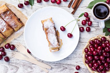 Strudel kiraz ve çikolata ile