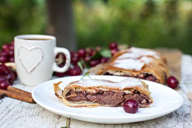 Strudel kiraz ve çikolata ile