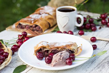 Strudel kiraz ve çikolata ile