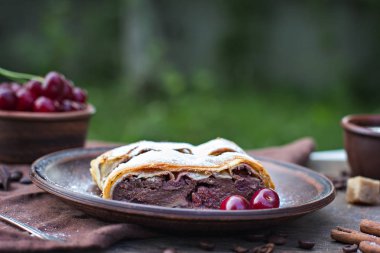 Strudel kiraz ve çikolata ile