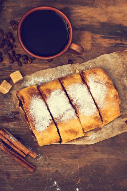 Strudel kiraz ve çikolata ile