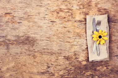  Sonbahar dekorlu masa ayarları. Çatal, bıçak, peçete, çatal bıçak. Tatil süsleri. Şükran Günü yemeği. Sonbahar havası, Cadılar Bayramı, Şükran Günü, tatil konsepti. Top View. seçici odak. 