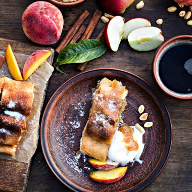 Strudel şeftali, elma ve fıstık ile