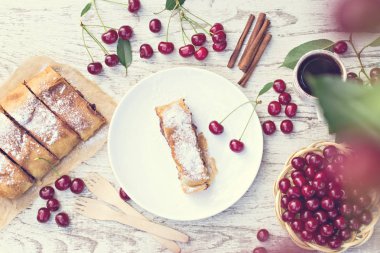 Strudel kiraz ve çikolata ile