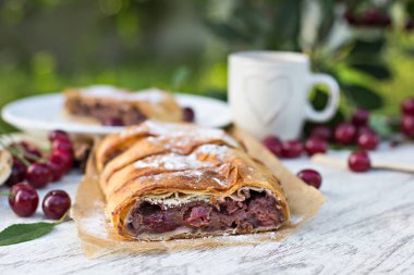 Strudel kiraz ve çikolata ile
