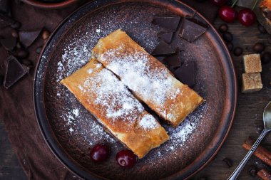 Strudel kiraz ve çikolata ile