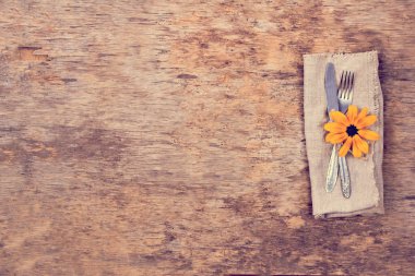  Sonbahar dekorlu masa ayarları. Çatal, bıçak, peçete, çatal bıçak. Tatil süsleri. Şükran Günü yemeği. Sonbahar havası, Cadılar Bayramı, Şükran Günü, tatil konsepti. Top View. seçici odak. 