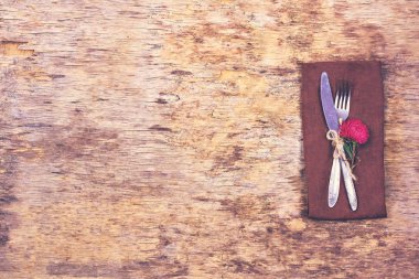  Sonbahar dekorlu masa ayarları. Çatal, bıçak, peçete, çatal bıçak. Tatil süsleri. Şükran Günü yemeği. Sonbahar havası, Cadılar Bayramı, Şükran Günü, tatil konsepti. Top View. seçici odak. 