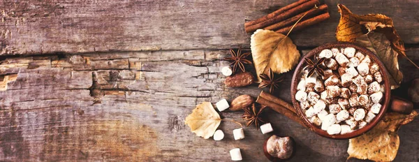 Sıcak kakao marshmallows eski ahşap kurullarında baharatlar ile birlikte. Kahve, kakao, tarçın, fındık, yıldız anason, rahat bluzunu