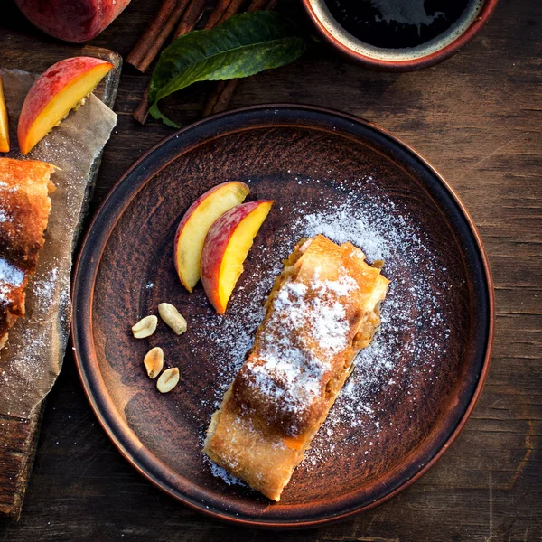 Strudel şeftali, elma ve fıstık ile