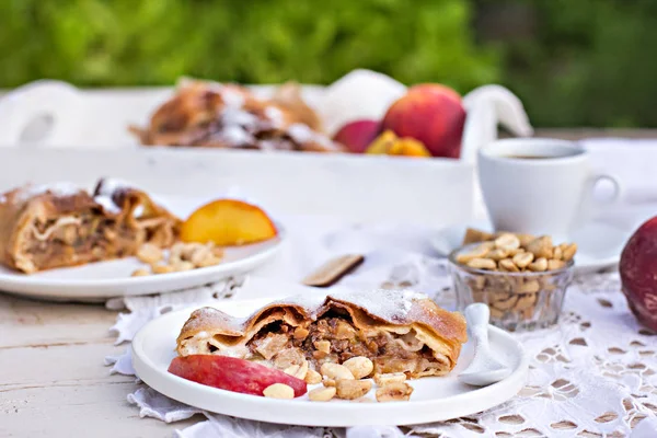 Strudel şeftali, elma ve fıstık ile