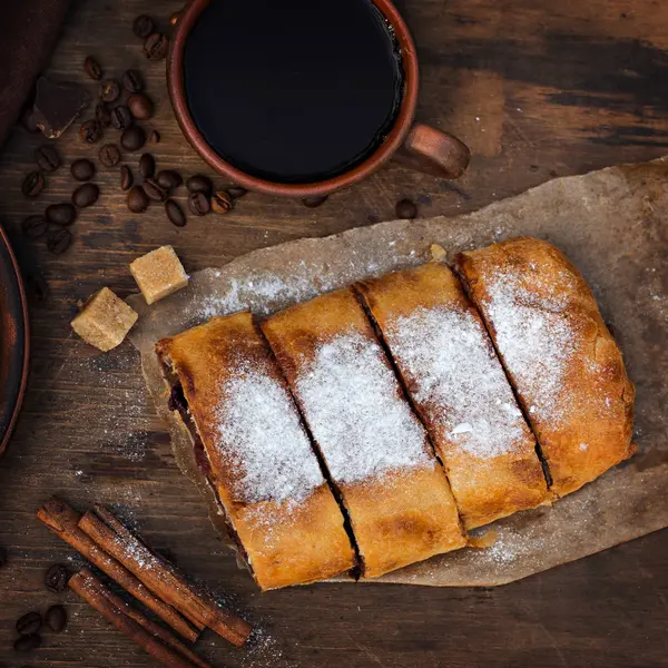 Strudel kiraz ve çikolata ile