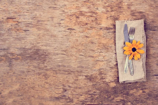  Sonbahar dekorlu masa ayarları. Çatal, bıçak, peçete, çatal bıçak. Tatil süsleri. Şükran Günü yemeği. Sonbahar havası, Cadılar Bayramı, Şükran Günü, tatil konsepti. Top View. seçici odak. 