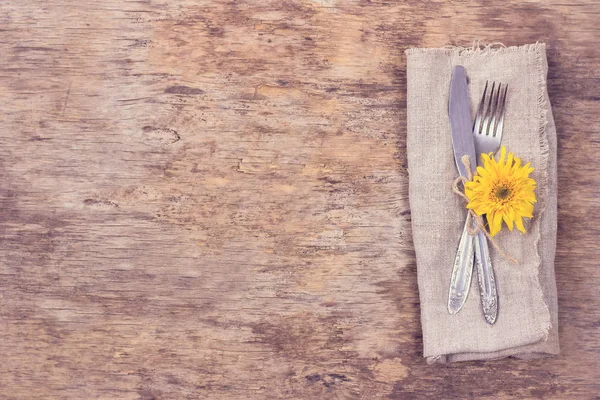  Sonbahar dekorlu masa ayarları. Çatal, bıçak, peçete, çatal bıçak. Tatil süsleri. Şükran Günü yemeği. Sonbahar havası, Cadılar Bayramı, Şükran Günü, tatil konsepti. Top View. seçici odak. 