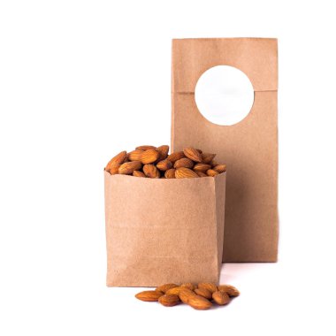 Badem fındık zanaat paket içinde. Fotoğraf kataloğu için. Logo, sizin metin için yer.