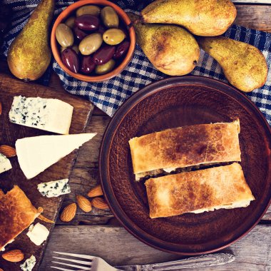 Peynir ve armut ile meyveli turta. Aperatif kek, meyveli turta. Kırsal, rustik tarzı.