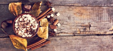 Sıcak kakao marshmallows eski ahşap kurullarında baharatlar ile birlikte. Kahve, kakao, tarçın, fındık, yıldız anason, rahat bluzunu