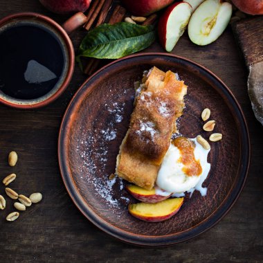 Strudel şeftali, elma ve fıstık ile