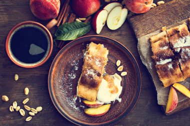 Strudel şeftali, elma ve fıstık ile