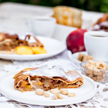Strudel şeftali, elma ve fıstık ile