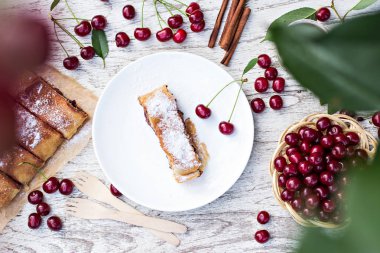 Strudel kiraz ve çikolata ile