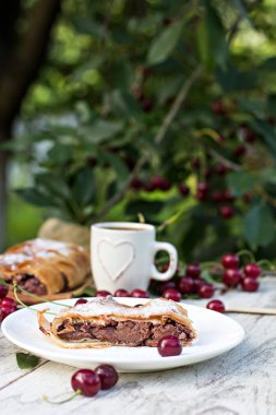 Strudel kiraz ve çikolata ile