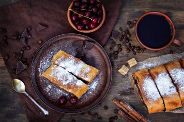 Strudel kiraz ve çikolata ile
