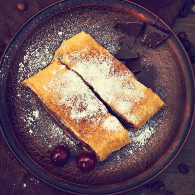 Strudel kiraz ve çikolata ile