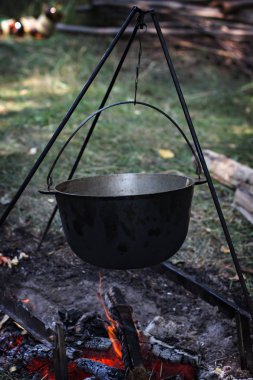 Bir tencereye bir ateşte etin. Zam, yaz tatili, açık rekreasyon, Açık food. Bir kamp ateşi üzerinde yemek. kamp ateşi üzerinde turist su ısıtıcısı.