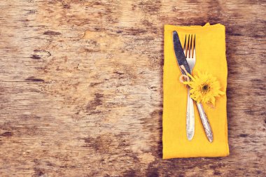  Sonbahar dekorlu masa ayarları. Çatal, bıçak, peçete, çatal bıçak. Tatil süsleri. Şükran Günü yemeği. Sonbahar havası, Cadılar Bayramı, Şükran Günü, tatil konsepti. Top View. seçici odak. 