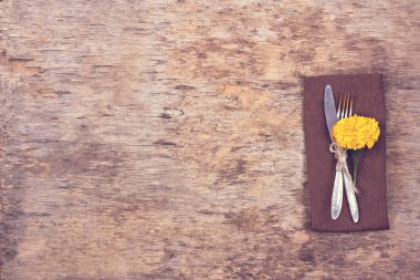  Sonbahar dekorlu masa ayarları. Çatal, bıçak, peçete, çatal bıçak. Tatil süsleri. Şükran Günü yemeği. Sonbahar havası, Cadılar Bayramı, Şükran Günü, tatil konsepti. Top View. seçici odak. 