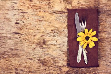  Sonbahar dekorlu masa ayarları. Çatal, bıçak, peçete, çatal bıçak. Tatil süsleri. Şükran Günü yemeği. Sonbahar havası, Cadılar Bayramı, Şükran Günü, tatil konsepti. Top View. seçici odak. 