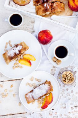 Strudel şeftali, elma ve fıstık ile