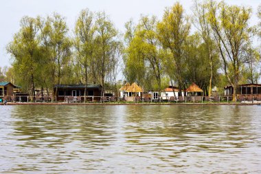 Nehir kıyısında evler. Dinlenme evi, otelinin nehir kıyısında. Denizden görüntülemek.