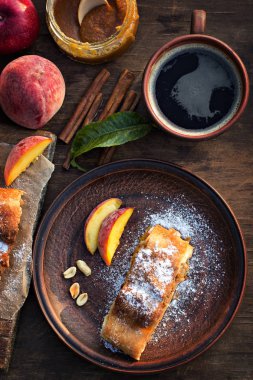 Strudel şeftali, elma ve fıstık ile